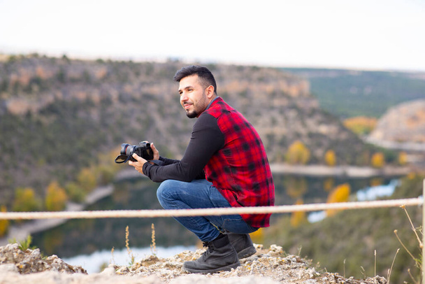 man holding a photo camera in nature - Фото, зображення