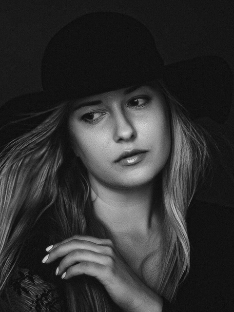 Krásná blondýna nosí klobouk, umělecký film portrét v černé a bílé pro módní kampaň a krásu značky - Fotografie, Obrázek