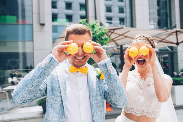 Lemon wedding at the groom's with the bride in a wedding dress - Foto, immagini