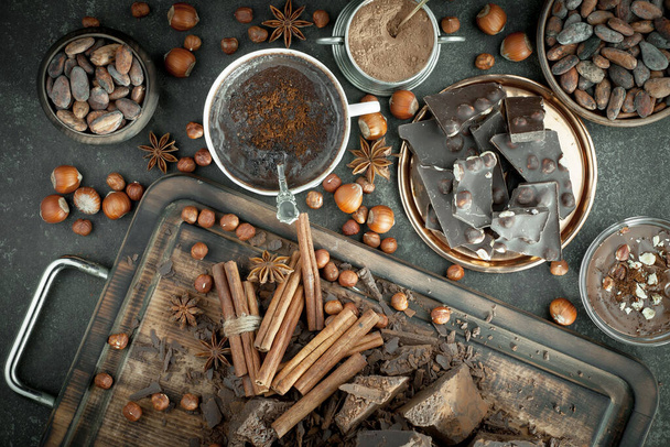 カカオ豆の背景にあるダークチョコレートとキッチンのアイテム - 写真・画像