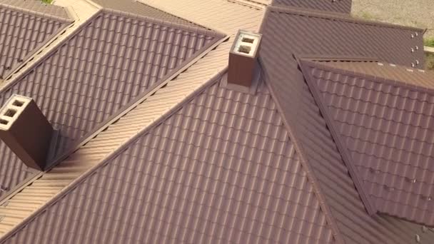 茶色の金属タイルシートで覆われた家の屋根構造の空中ビュー. - 映像、動画