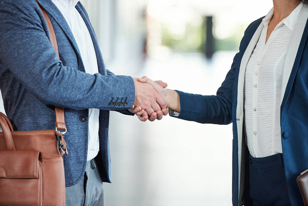 Gewassen imago van zakenmensen die elkaar de hand schudden na een ontmoeting - Foto, afbeelding