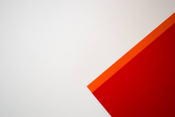 Turuncu çizgili kırmızı ve beyaz geometrik arkaplan - Fotoğraf, Görsel