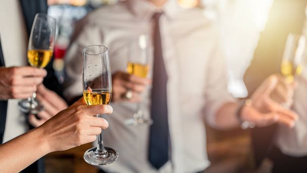 Skupina obchodníků držících sklenice na šampaňské během párty. Úspěšná obchodní oslava. - Fotografie, Obrázek
