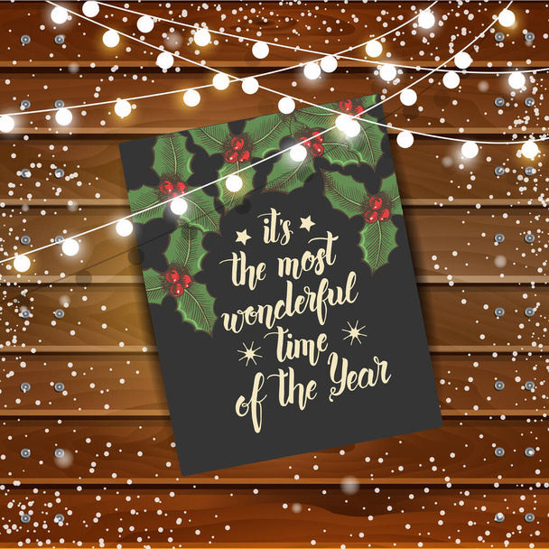 木製ボード上のグリーティングカードやガーランドとクリスマスの背景。手作業で「今年の中で最も素晴らしい時間だ」と引用しました。祭りの背景。手紙、スケッチ。バナー、ポスター、パンフレット. - ベクター画像