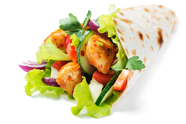 Tortilla-Wrap mit gebratenem Hühnerfleisch und Gemüse isoliert auf weißem Hintergrund - Foto, Bild