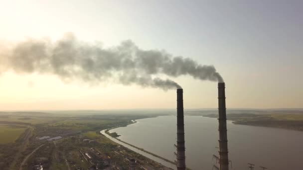 Vista aérea de las altas tuberías de chimenea con humo sucio gris de la central eléctrica de carbón. Producción de electricidad con combustibles fósiles. - Metraje, vídeo