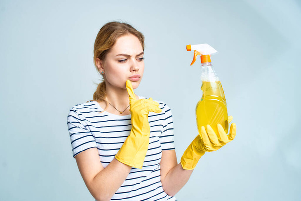 Žena s čisticím prostředkem úklid domácnosti životní styl služby světlo pozadí - Fotografie, Obrázek