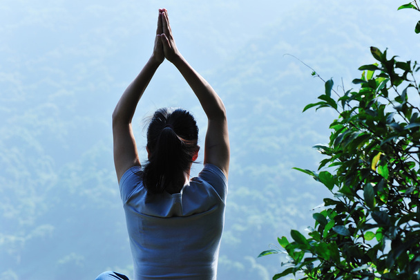 Йога женщина сидит на скале
 - Фото, изображение