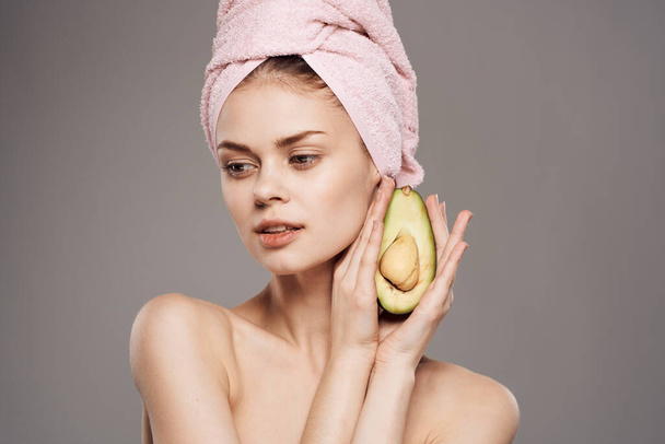 pretty woman naked shoulders avocado gray background - Foto, imagen