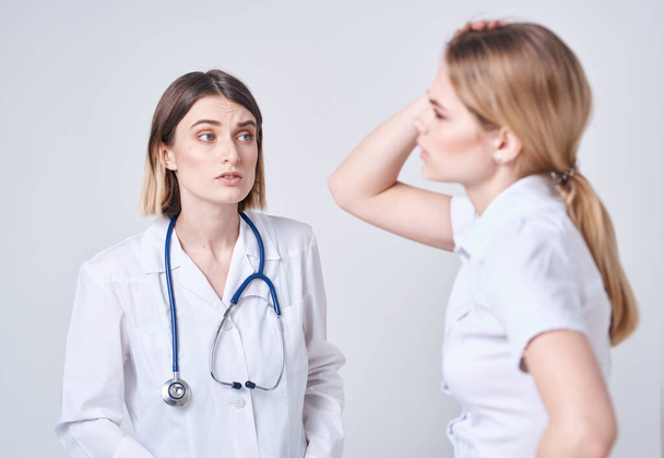 Pacient si dle libosti stěžuje doktorovi a modrému stetoskopu - Fotografie, Obrázek