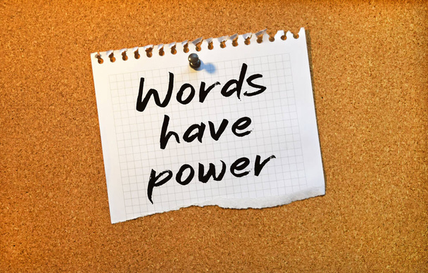 Papírová poznámka napsaná s nápisem WORDS HAVE POWER na korkové desce - Fotografie, Obrázek