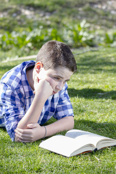 Boy reading a book - Fotoğraf, Görsel
