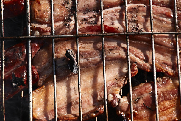 Liha ja makkara grillissä, aurinkoinen päivä - Valokuva, kuva