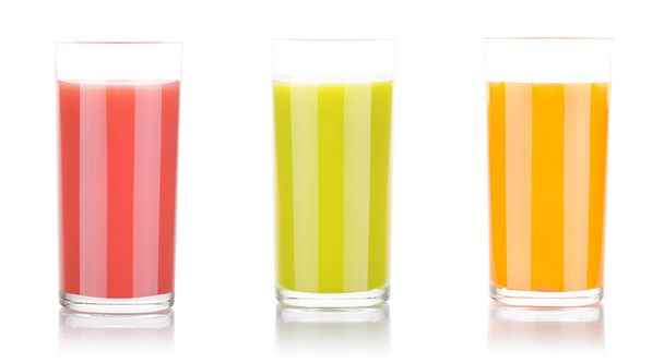καλοκαίρι νόστιμα φρούτα ποτά σε ποτήρι με βουτιά - Φωτογραφία, εικόνα