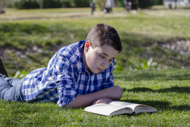 Boy reading a book - Valokuva, kuva