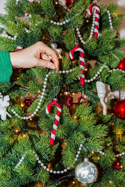 un hermoso árbol de Navidad está decorado - Foto, imagen