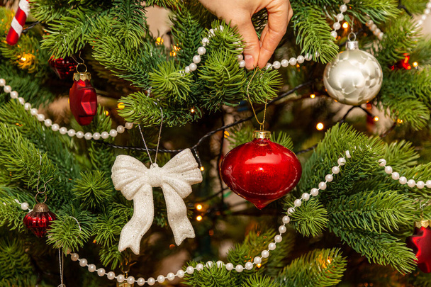ένα όμορφο χριστουγεννιάτικο δέντρο είναι διακοσμημένο - Φωτογραφία, εικόνα