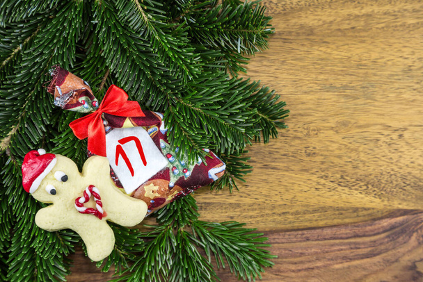 Ein kleiner Keksmann, eine Weihnachtstasche und ein Tannenbaum für einen Adventskalender - Foto, Bild