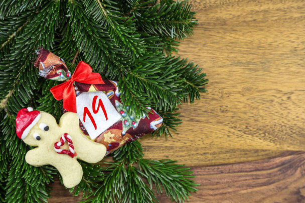 Un petit biscuit, un sac de Noël et un sapin pour un calendrier de Noël - Photo, image