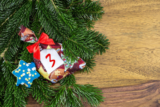 blauer Stern, eine Weihnachtstasche und ein Tannenbaum für einen Adventskalender - Foto, Bild