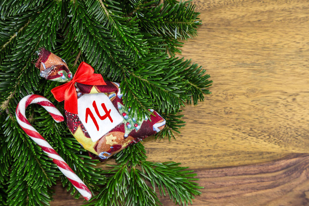 Canna da zucchero, una borsa di Natale e un abete, per un calendario di Natale - Foto, immagini