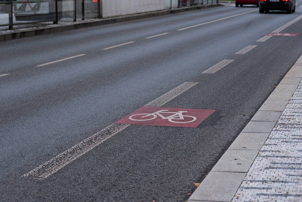 Le panneau de vélo peint sur l'asphalte sur la ville - Photo, image