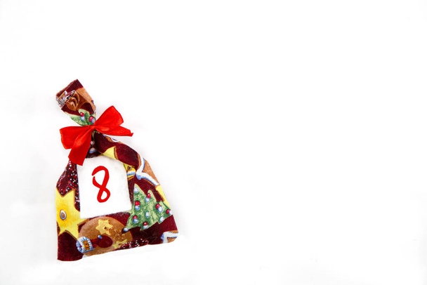 un sac de Noël avec un numéro pour un calendrier de Noël sur fond blanc - Photo, image