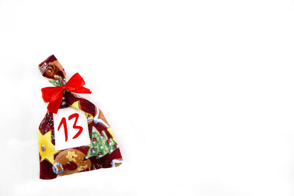 Vánoční pytel s číslem pro vánoční kalendář na bílém pozadí - Fotografie, Obrázek