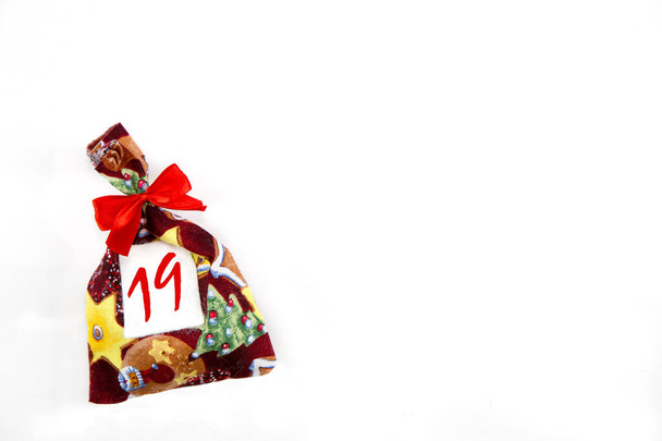 un sacco di Natale con un numero per un calendario natalizio su uno sfondo bianco - Foto, immagini