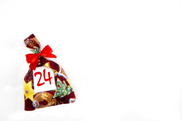 ein Weihnachtssack mit einer Nummer für einen Adventskalender vor weißem Hintergrund - Foto, Bild