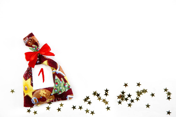 egy karácsonyi zsák egy számot egy karácsonyi naptár fehér háttér - Fotó, kép