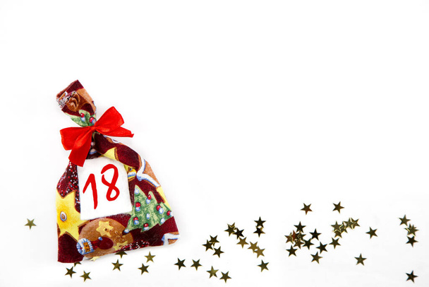 白い背景を背景にクリスマスカレンダーの番号が書かれたクリスマスサック - 写真・画像