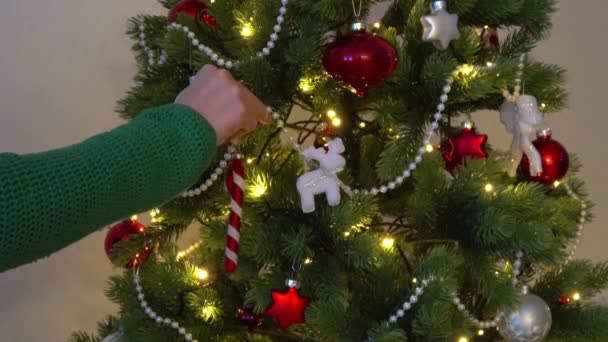 un hermoso árbol de Navidad está decorado - Metraje, vídeo