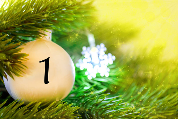 Decoraciones de Navidad (bola) con un número para el calendario de Navidad - Foto, imagen