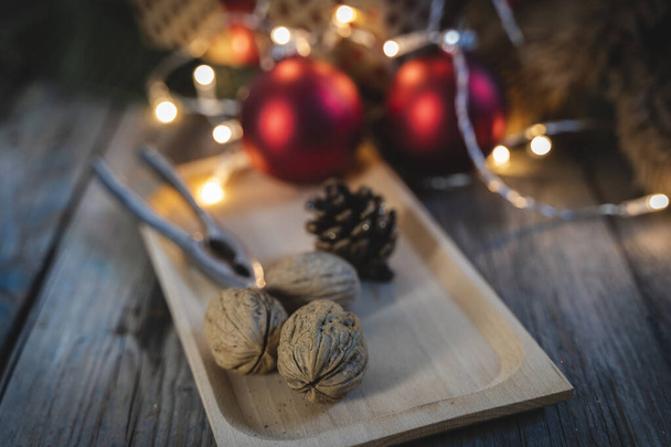 Різдвяні прикраси запалюють і сушать фрукти над дерев'яним столом. концепція різдвяної атмосфери
 - Фото, зображення