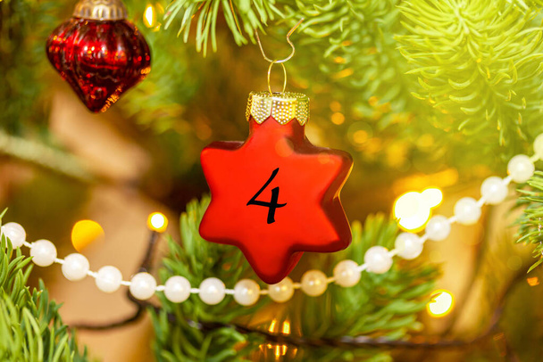 una stella sull'albero di Natale con un numero del calendario natalizio - Foto, immagini