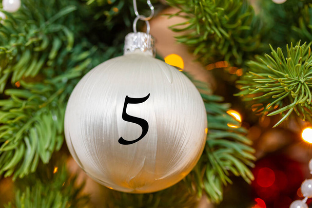 Decorazioni natalizie (palla) con un numero per il calendario natalizio - Foto, immagini