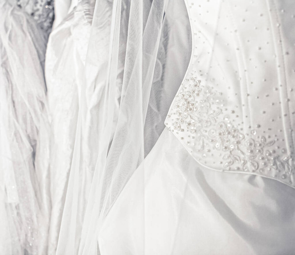 Весільні сукні в весільному магазині, мода і стиль
 - Фото, зображення
