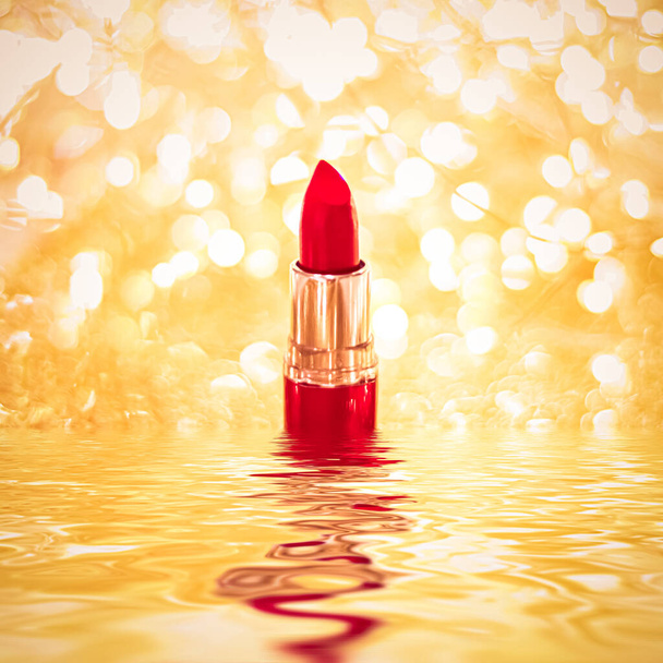 Piros rúzs arany háttér, smink és kozmetikai termék - Fotó, kép