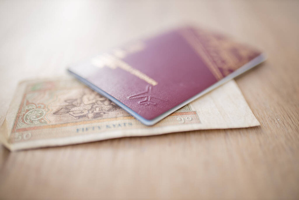 Пятьдесят бирманских киатов Билл Частично внутри шведского паспорта - Фото, изображение