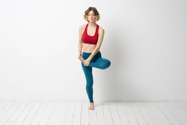 Tamamen büyümüş bir kadın parlak bir odada yoga meditasyonunda sporla meşgul. - Fotoğraf, Görsel