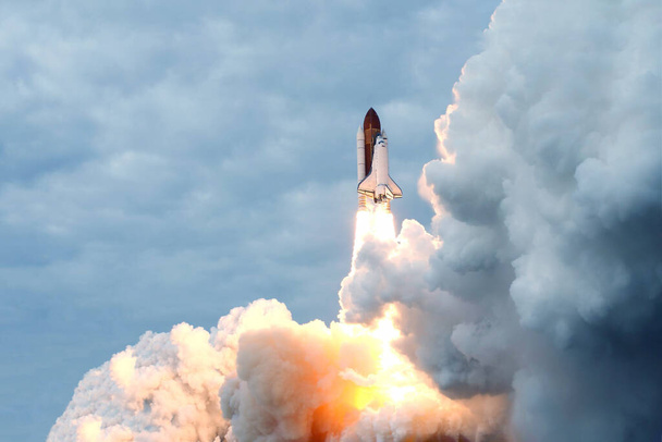 Le lancement de la navette spatiale dans le ciel et la fumée. Éléments de cette image fournis par la NASA. Photo de haute qualité - Photo, image