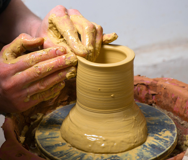 Руки гончаря, створюючи глиняну банку
 - Фото, зображення