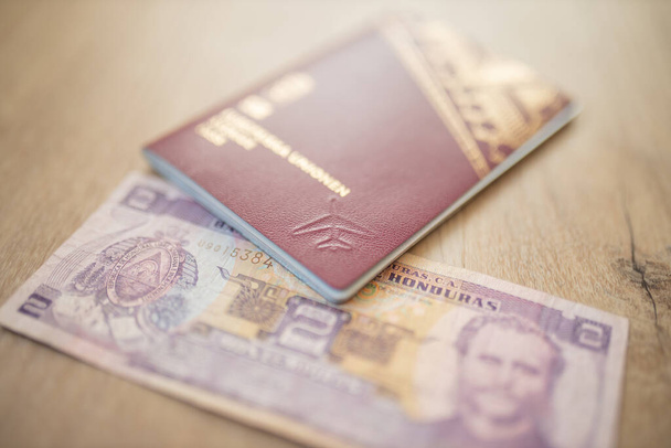 Passaporto svedese con due Lempiras Bill honduregni dentro - Foto, immagini