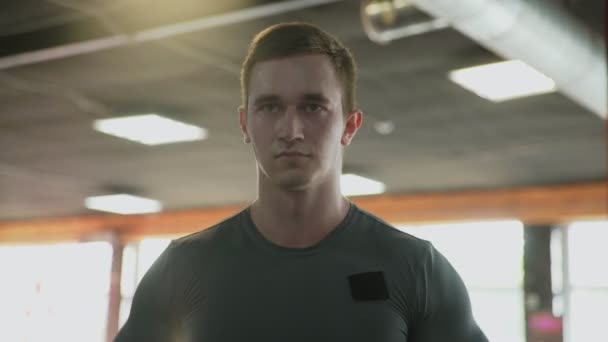 Cerca de hombre atlético guapo realizando Side aumentar el ejercicio con pesas en el gimnasio - Imágenes, Vídeo