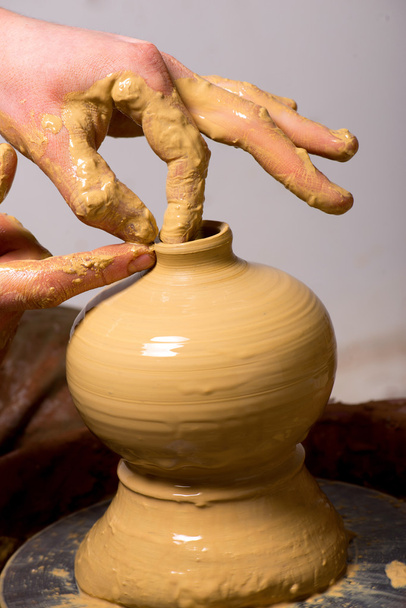 ręce garncarza, tworząc gliniany słoik - Zdjęcie, obraz