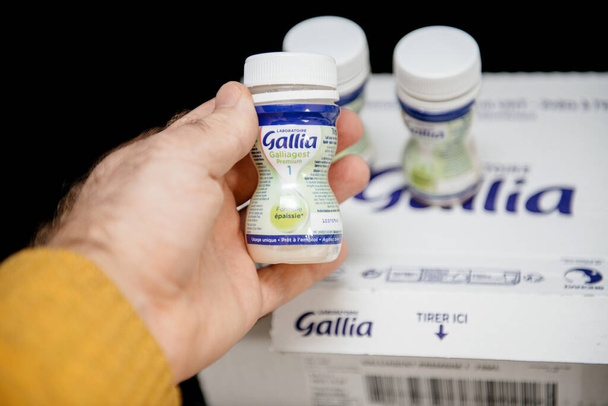 Segurando nova fórmula infantil Gália para bebês Premium Galliagest - Foto, Imagem