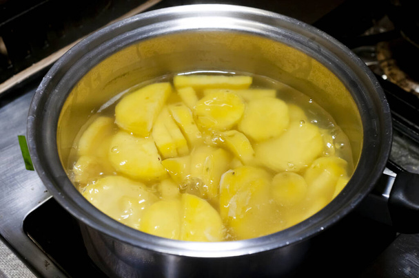 Сладкий картофель варится в кастрюле на плите - Фото, изображение