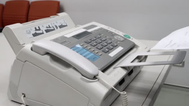 ручной человек использует факс в офисе, оборудование для передачи данных. - Кадры, видео